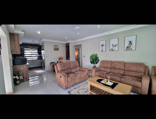 2 BEDROOM FLAT FOR SALE IN GLENWOOD